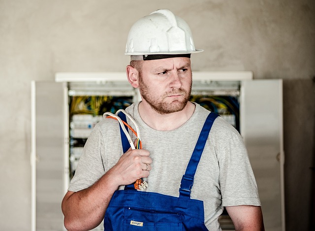 elektrikář při práci
